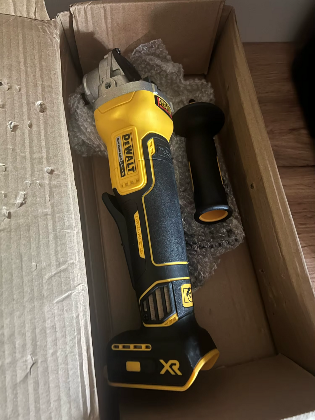 DEWALT DCG405N Smerigliatrice Angolare a Batteria - Gialla- in scatola marrone
